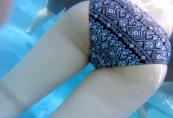 【eros654プール】色白プリ尻を間近で堪能するプール水中での盗撮動画の画像