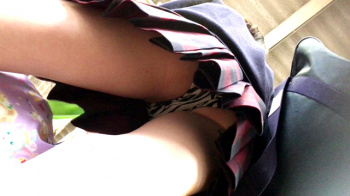 【upskirt345逆さ撮りJK】ゼブラ柄Pを真下から撮られる股間のクシュクシュ感と太ももの質感が最高な美少女JKの画像
