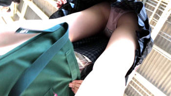 【upskirt358逆さ撮りJK】スカートから伸びるきれいな足とプリ尻を覆うピンクPがエロい美少女JK②の画像
