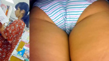 【upskirt476逆さ撮りJK】無防備にお尻を突き出しカラフルな縞Pとムチムチのエロ尻を逆さ撮りされる私服JKの画像