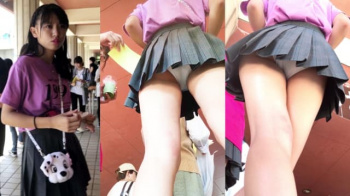 【upskirt512逆さ撮りJK】太もものハリと純白Pがエロすぎる高画質で撮られる学園祭でのミニスカJKの画像