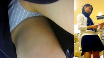 【upskirt515逆さ撮りJC】買い物中にグレーの縞Pを逆さ撮られるあどけなさの残るクールビューティーな私服JCの画像