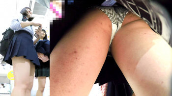 【upskirt584逆さ撮りJK】プリクラのモデルを頼まれ白黒の羽つき縞パンを晒してしまうプリプリのお尻が美味しそうなJKの画像