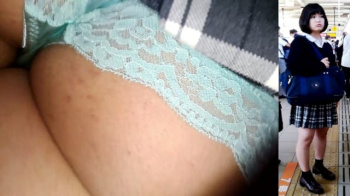 【eros1003めくりパンチラ】スカートをめくられむっちりとしたお尻の産毛まで鮮明に撮られちゃうセクシーなPを履くボブカットのJKの画像