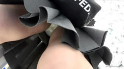 【upskirt660逆さ撮りJK】シミ付きの白地に黒の水玉綿Pを撮られちゃういい香りのしそうな可愛い系のJKの画像