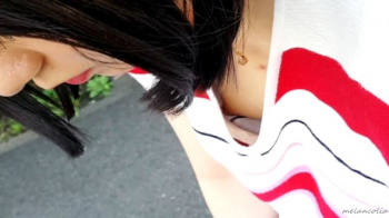 【eros1069乳首チラ盗撮】Bカップくらいの貧乳乳首をゆるゆるの胸元から堪能するチクチラ動画の画像