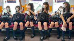 【eros1071JK生脚盗撮】電車対面からJKのミニスカから伸びる白く美味しそうな生脚を堪能する動画の画像