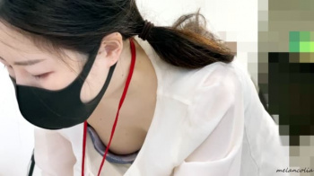【eros1167乳首チラ盗撮】プリントの丸付け時に色白おっぱいと乳首を撮られ逆さ撮りまでされちゃう学習教室の美人な先生の画像