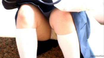 【eros1193座りパンチラ】休憩中に白Pのふっくらとした股間を望遠で撮られちゃう白い太ももに白い靴下がよく似合う真面目そうなメガネJKの画像