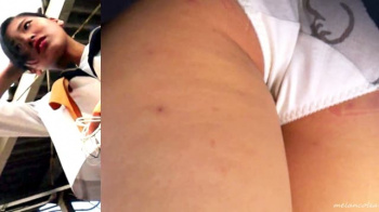 【upskirt785逆さ撮りJK】猫のバックプリントの入った白Pを撮られるぷりっとした太ももがエロいミニスカセーラーJKの画像