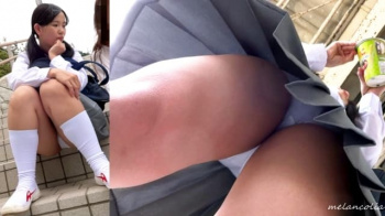 【upskirt839逆さ撮りJK】白Pを座りと真下から撮られちゃう白ソックスにむっちりとした太ももがエロいおさげ髪のJKの画像