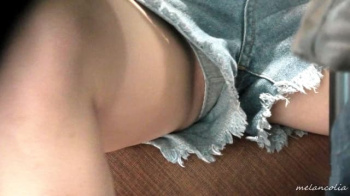 【eros1263座りパンチラ】デニムショーパンの裾からグレーPをチラチラさせるおそらくKちゃんの座りパンチラの画像