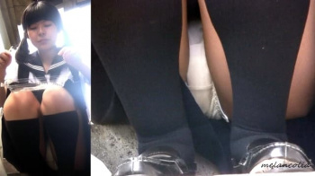 【eros1294座りパンチラ】白Pのもっこりとした股間を撮られちゃう階段でお弁当を食べるツインテのセーラーJKの画像