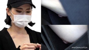 【eros1304乳首チラ盗撮】社内で作業中に小振りなおっぱいと乳首をがっつり撮られちゃうデザイナーの女の子の画像
