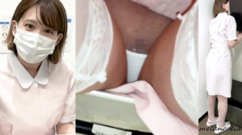 【eros1348ナース盗撮】パイパンマ●コの割れ目が少し見えているスケスケPを座りと逆さ撮りされるロリカワナースの画像