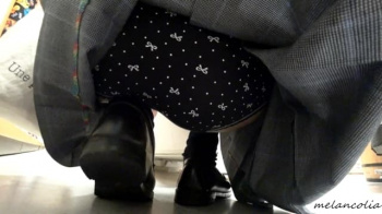 【eros1377めくりパンチラ】しゃがんでいる所を黒地にリボンとドット柄Pをめくりパンチラされる大きめなお尻がエロいJKの画像
