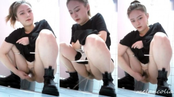 【eros1417トイレ盗撮】金隠しのない中国のトイレで前後に設置された隠しカメラで用を足す姿を撮られちゃうかなり美人な中華娘の画像
