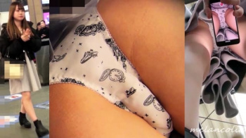 【upskirt1016逆さ撮りお姉さん】靴下直しで白の柄Pの結構なモリマン具合とスベスベの太ももを撮られるDくらいのお姉さんの画像