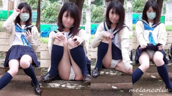 【eros1430座りパンチラ】盗撮に気づきニヤニヤしながら白Pを見せつけてくるJKコスの似合う花狩まいの座りパンチラの画像