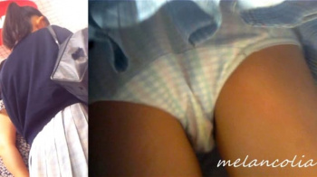 【upskirt1046逆さ撮りJC】いかにもJCという感じのパステル色のチェック柄Pを撮られちゃうプリプリの太ももがエロい可愛らしい感じのJCの画像