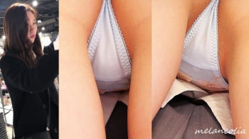 【upskirt1167逆さ撮りJK】プリケツが過ぎて食い込む薄いブルーPとちょっと長めなマン毛を撮られるすべすべの太ももがエロい綺麗系なJKの画像