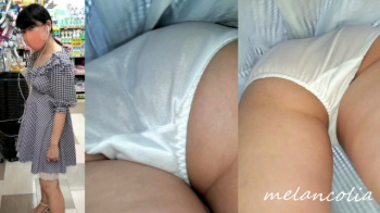 【upskirt1273逆さ撮りお姉さん】白サテンPをめくりで逆さ撮りされるむっちりとした太ももとお尻がエロいワンピのお姉さんの画像
