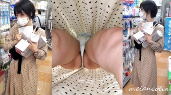 【upskirt1296逆さ撮りお姉さん】100均で白Pを逆さ撮りされる股間の盛り上がりとプリケツ具合がエロいロングスカートのお姉さんの画像
