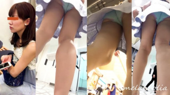 【upskirt1307逆さ撮りお姉さん】プリケツにフィットするエメラルドグリーンPを撮られる生足がとても綺麗なフェロモン全開な美人お姉さんの画像