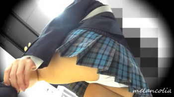 【upskirt1377逆さ撮りJK】ホームで靴下直しをするほんの一瞬を撮られる白サテンPとプリプリのお尻がエロいJKの22秒間の画像