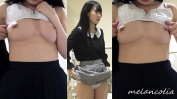 【eros1778着替え盗撮】ボリューミーで美味しそうなおっぱいと小さめ乳輪の乳首を撮られちゃう多目的トイレで私服に着替えバイトに向かうJKの画像