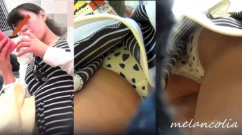 【upskirt1440逆さ撮りJD】若干陰毛が突き抜ける黒のハート柄白Pをフロント撮りされる股間の盛り上がりがエロいDくらいの娘の画像