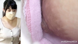 【eros1857乳首チラ盗撮】胸元から柔らかそうなおっぱいと大きめ乳輪を撮らてしまうスケスケピンクPを履く癒し系な若妻さんの画像
