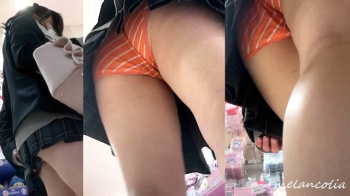 【upskirt1502逆さ撮りJK】白ラインの入ったオレンジPをプリケツにジャストフィットさせるプリプリの太ももがエロいツインテのJKの画像
