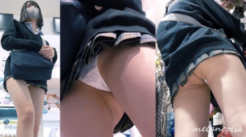 【upskirt1508逆さ撮りJK】白のサテン系のTバックをお股にフィットさせ若干ハミ毛する股間がエロいJKの画像