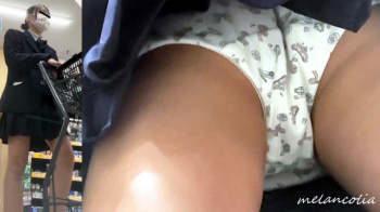 【upskirt1542逆さ撮りJK】プリント柄の白Pを撮られるお股の感じがエロいお買い物中のJKの画像