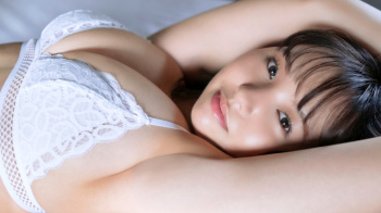 【本郷柚巴1】今、最も勢いのあるロリフェイスな20歳の美味しそうなカラダをたわわに実る美巨乳を堪能する水着グラビア画像①の画像