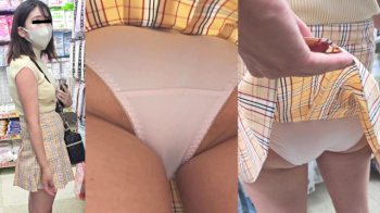 【upskirt1569逆さ撮りお姉さん】むっちりとしたエロいお尻に白PをフィットさせるDくらいのお姉さんの画像