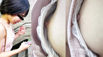 【eros2013乳首チラ盗撮】浮きブラし胸元から美味しそうな乳首と乳輪周りの産毛まで撮られちゃう童顔美少女【re-edit】の画像