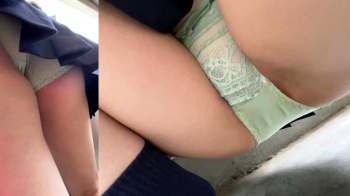 【upskirt1783逆さ撮りJK】塾のベランダで電話中にフロントスケスケの淡緑Pを撮られちゃうスベスベの生足がエロいJKの画像
