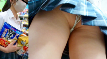 【upskirt1793逆さ撮りJK】警戒心ゼロで白Pを撮られるぷりんぷりんの太ももと下尻がエロい結構カワイイJK【re-edit】の画像