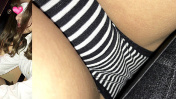 【upskirt1805逆さ撮り店員さん】股間のモッコリ具合がエロ過ぎな白黒のシマシマPを逆さやしゃがみで撮られるカラオケ店員の画像