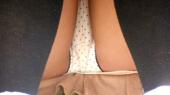 【eros2135座りパンチラ盗撮】若干おし●っこシミのある白地に黒ドットの綿Pを座りパンチラする若い娘の画像