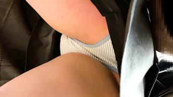 【upskirt1866逆さ撮りJK】脚立に脚を乗せ縞Pを真下から撮られるプリンプリンの太ももとお股がエッチなJK【re-edit】の画像