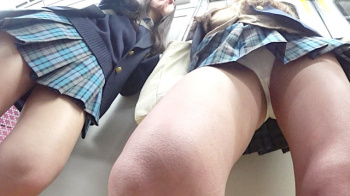【upskirt1995逆さ撮りJK】フロントからぷっくりクロッチを撮られ、後ろからプリケツに食い込む白Pを撮られるむっちりとした太ももがエロいJK【re-edit】の画像