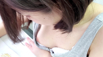 【eros2399乳首チラ盗撮】ゆるゆるの胸元からぷるんぷるんのおっぱいと美味しそうな乳首を撮られる夏期講習中の若い娘【re-edit】の画像