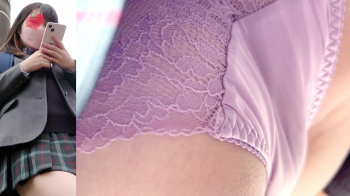 【upskirt2249逆さ撮りJK】お尻スケスケのパープルPをしゃがみで接写され股間の盛り上がりがエロすぎる美人なJK【re-edit】の画像