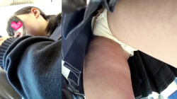 【upskirt2252逆さ撮りJK】少し開いた股の間からリボン付きのフロントまでも撮られてしまう超絶美少女なJKの白Pとプリケツを堪能する動画【re-edit】の画像