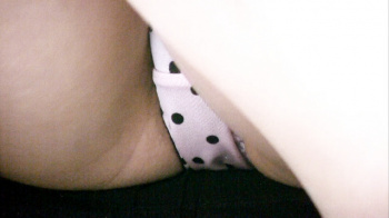 【eros2409座りパンチラ盗撮】若干ハミ毛しているピンク地の黒水玉Pをお祭りで座りパンチラする若い娘【re-edit】の画像