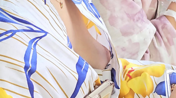 【eros2410乳首チラ盗撮】浴衣の隙間から大きめな乳輪・乳首もろともおっぱいを撮られてしまうお祭りでの若い娘【re-edit】の画像