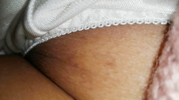 【upskirt2292めくりパンチラ盗撮】身動きがとれないほどの満員電車でスカートの中にカメラをねじ込まれテカテカ白サテンPをドアップで撮られる美人な娘の画像
